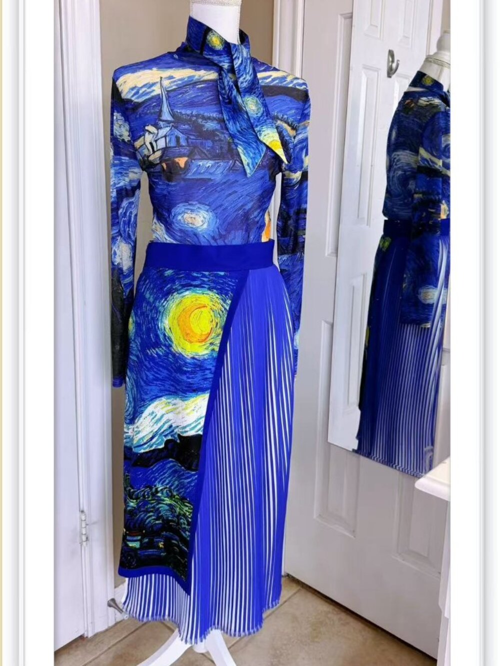 Vincent van Gogh's The Starry Night Llong-sleeve top and a matching skirt size L